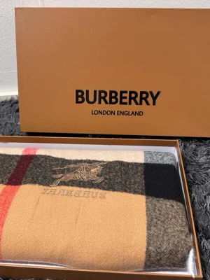 Rutig halsduk från Burberry - Good quality, as new 