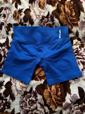 Blå träningstights shorts från DFYNE - Snygga blå träningstights shorts från DFYNE med hög midja och ribbad linning. Stretchigt material som sitter tight och formar sig efter kroppen. Perfekta för gymmet eller andra träningspass.