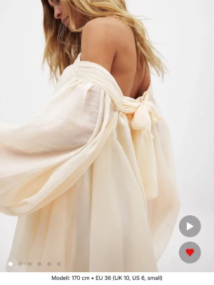 Klänning - Superfin offshoulder klänning från Nakd med rosett baktill. Nyskick. Storlek 32🩷