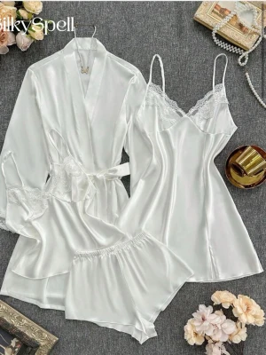 Vit satinskimrande pyjamas-set - helt oanvänt ifrån intimissimi. Lyxigt pyjamas-set i vit satin från Silky Spell. Setet innehåller en kimono med knytband, ett linne med spetsdetaljer och tunna axelband samt matchande shorts. Perfekt för en mysig kväll hemma med extra glamour.