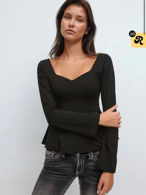 Svart peplumblus med lång ärm - Säljer en svart peplumblus. Blusen har en figurnära passform upptill och utsvängd nedtill, vilket ger hourglass effekten. Säljes pga den ej kommer till användning. Använd ett fåtal gånger. 