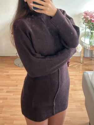 Zara klänning  - Säljer denna stickade zara klänningen. Helt oanvänd med prislapp.                                                    Super fin till höst och sommar, passar xs! 🤎