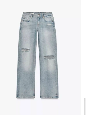 Ljusblåa zara jeans med hål - Nya näst intill oanvända och slutsålda  jeans från zara i storlek 38