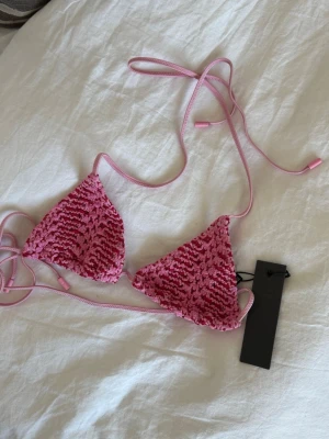 Oanvänd bikiniöverdel från Triangl S - Rosa/röd virkad bikini, ny med lappen kvar
