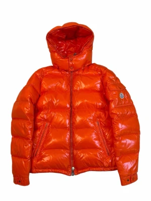 Moncler Maya orange  - Moncler Maya orange storlek 3. Ny skick. Pris 4990kr finns att köpa på våran hemsida. Fashionels.com