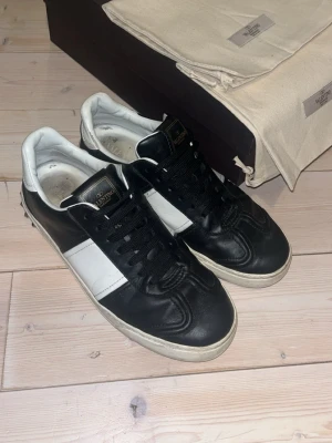 Valentino flycrews - Säljer nu dessa valentino flycrews i storlek 40. Väldigt bra skick för att vara så gamla och har alla orginalnitar kvar! Finns några märken men dem lär se bättre ut efter en ordentlig tvätt. Skriv vid frågor och funderingar👍 box och dustbags medföljer!