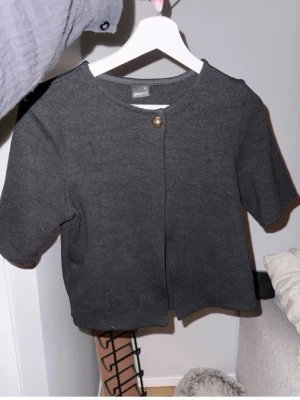 Kortärmad kofta - Använd fåtal gånger men i jättefint skick! 🌸 En knapp så är den öppen resten av vägen