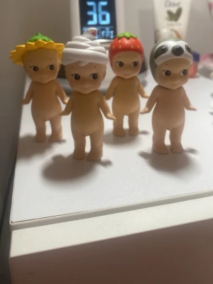 Samling Sonny Angel-figurer - Fyra samlarfigurer från Sonny Angel-serien. Figurerna är små och har olika huvudbonader: solros, grädde, jordgubbe och panda. Tillverkade i plast med detaljerade ansikten och färgglada motiv på huvudena. Perfekt för dig som gillar söta samlarprylar. 1 för 180, alla 4 för 650kr ( du sparar 70kr)