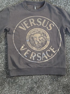 Versace tröja - Fin Versace tröja som passar dig som är runt 160cm. Pris kan diskuteras.