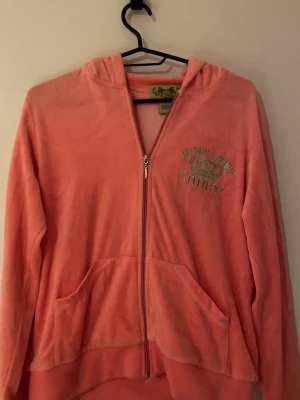 Rosa Juicy Couture tröja - Det står storlek L men den är liten i storleken passar S och SX! Om du har storlek L kommer den sitta tajt på dig! Använd den några gånger, från Juicy Couture.