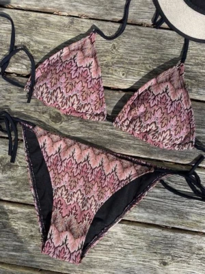 Rosa mönstrad bikini med knyt - Superfin bikini köpt förra sommaren, strl M men skulle säga att den passar bättre på en S🫶🏼