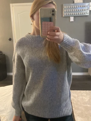 Oversised grå stickad tröja - Oversised stickad tröja, men tight runt handlederna