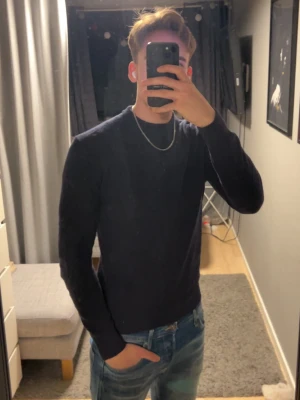 Stickad tröja från MNG - Säljer en stilren mörkblå tröja från MNG i mycket bra skick, knappt använd, strl M men passar även som S. Pris kan diskuteras🙌