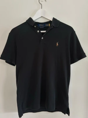 Svart pikétröja från Polo Ralph Lauren - Klassisk svart pikétröja från Polo Ralph Lauren : Nypris 1600