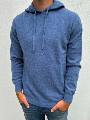 Kashmir/Merino hoodie - Blå Kashmir/Merino hoodie | Storlek M | Modellen är 177cm lång, passar lite längre | Endast testad, därför grymt skick | Hör av dig vid frågor🌟