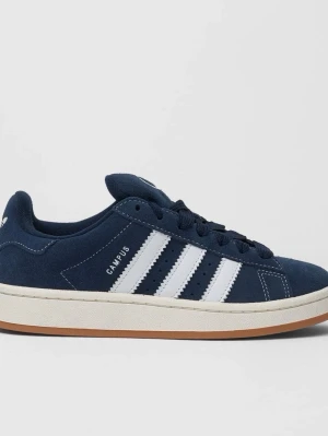 Adidas Campus marinblå sneakers - Klassiska Adidas Campus sneakers i marinblå mocka med vita läderdetaljer och de ikoniska tre ränderna på sidan. Skon har en låg siluett och en ljus gummisula som ger en retrovibe. Perfekt för dig som gillar stilrena och tidlösa sneakers. Andvändna men har inga större defekter 💕