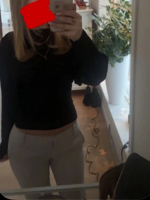 Beiga kostymbyxor Bikbok  - Säljer mina beiga kostymbyxor från Bikbok, använda endast en gång! Storlek 34!