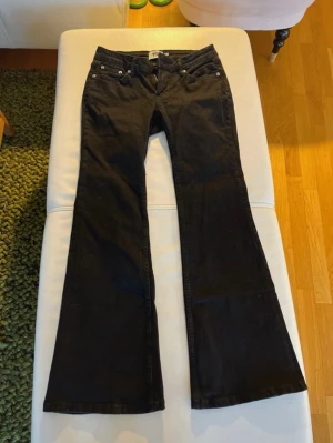 Svarta bootcut jeans från Lager - Snygga svarta bootcut jeans från Lager  med klassisk femficksdesign och låg midja. Jeansen är flared. Helt oanvända!