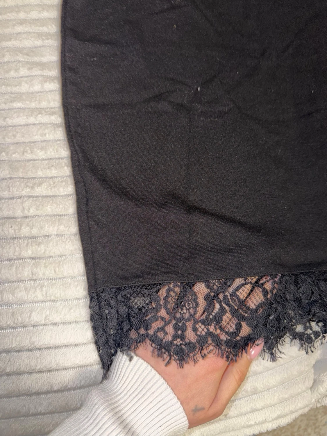 Svart kortkjol med spetskant - 1