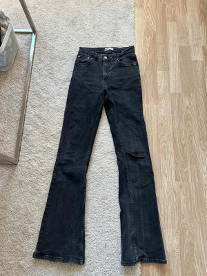 Bootcut jeans från Gina Tricot  - Svarta bootcut jeans från Gina Tricot i storlek 34