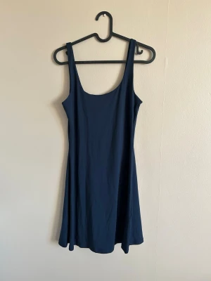 Mörkblå kort klänning  - Mörkblå kort utsvängd klänning, dubbelt tyg vid bysten. Ny med prislapp, storlek S från H&M