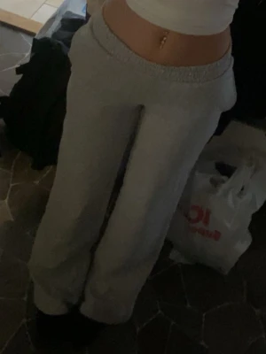 Lågmidjade Grå mjukis byxor från bik bok  - Säljer dessa mjukis byxor då de blivit för korta för mig, det är tre pytte små hål vid hälen på ena benet . Jag kan försöka sy igen det om de skulle önskas,annars är det inga hål som syns när man har på sig dem 