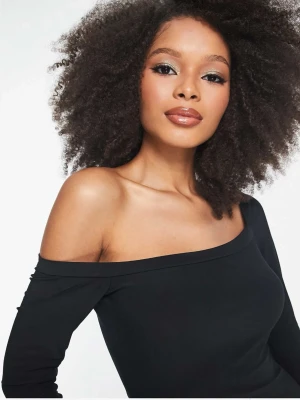 Slutsåld svart enaxlad midiklänning - En slutsåld enaxlad svart midiklänning från asos, använt en gång 💗köpt för 500kr