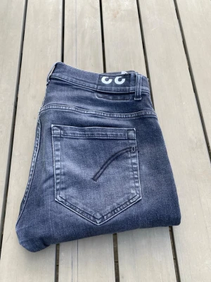 Dondup jeans - Feta dondup i storlek W33- Midja 42 Längd 99, modellen är 182 och passar bra skriv vid intresse 
