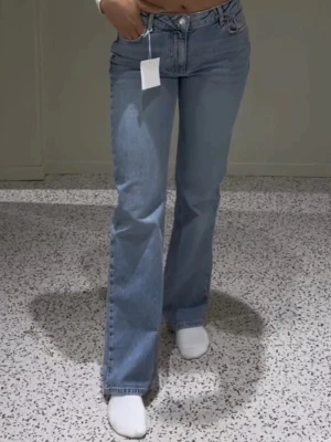 Straight low rise jeans 550 - Straight leg low rise modell 550 från Bikbok. Storlek W26 L32. Säljer för blivit för stora för mig! Nypris 699:-