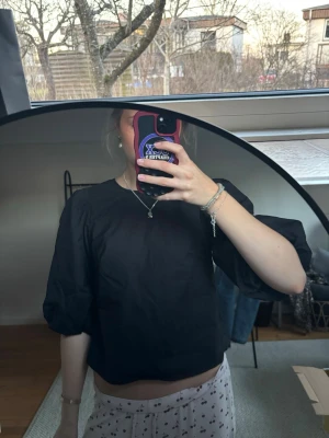 Svart blus med knyt - Super söt svart plus med rosett knyt i ryggen