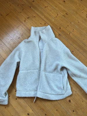 Slutsåld teddyjacka från HM - Inga tecken på användning och säljer pg. Av att den var för liten. Hör av er vid frågor och fler bilder💕💕 pris kan diskuteras❤️Jag skulle säga att jackan är väldigt ljus i färgen så inte direkt beige. 