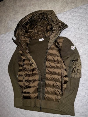 Olivgrön Moncler cardigan  - Helt ny, oanvänd.
