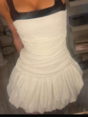 Zara volang klänning  - Supersöt vit kort klänning!! Bara använd 1 gång så är i nytt skick! Perfekt nu till våran o sommaren🫶🏻🫶🏻