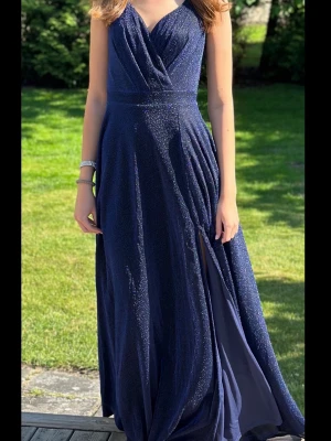 Balklänning - Supersnygg mörkblå glittrig balklänning! Bara använd en kväll. Jättefin färg och med slits. Skriv för fler bilder!💙