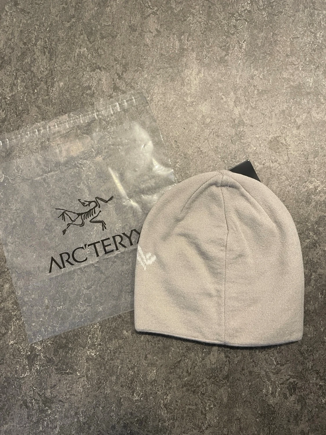 Ljusgrå mössa från Arc'teryx - 2