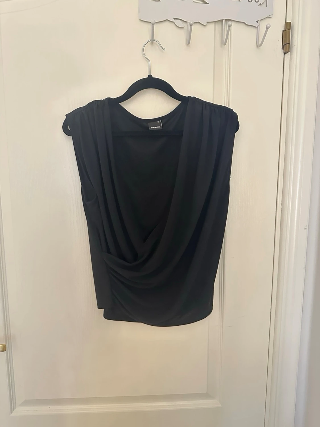 Svart draperad ärmlös topp/blus 