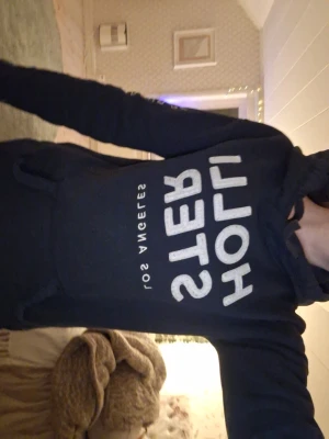 Hollister hoodie - Hoodie från hollister i stl xs. Säljer då den inte kommer till användning.💗 Skriv för frågor eller fler bilder. Pris kan diskuteras.