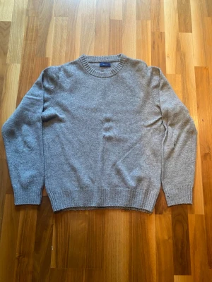 Gant tröja - Grå tröja från Gant. Ett litet hål på vänster armbåge men inget större. Storlek M