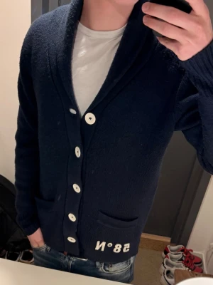 Marinblå kofta från Race Marine - Stilig marinblå kofta från Race Marine med vita knappar som ger en clean look. Storlek M.