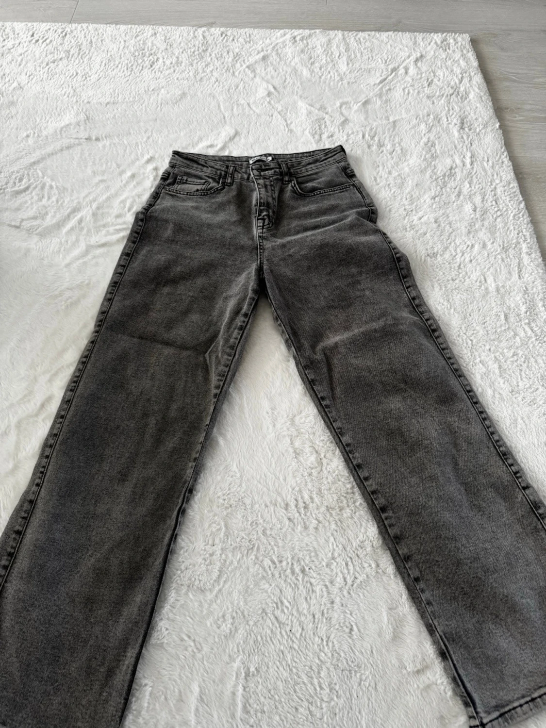 Grå raka jeans från Madlady