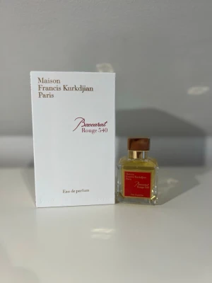 Baccarat Rouge 540 Eau de Parfum - Maison Francis Kurkdjian Baccarat Rouge 540 Eau de Parfum i elegant fyrkantig glasflaska med guldfärgat lock och röd etikett. Doften är exklusiv och ikonisk, perfekt för dig som vill sticka ut. Kommer med originalkartong i vitt med guldtext.