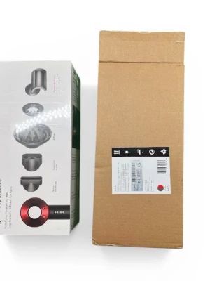 Dyson Supersonic hårfön röd - Säljer en Dyson Supersonic hårfön i röd färg. Kommer med flera olika munstycken för styling och torkning. Hårfönen har en modern design och levereras i originalkartong. Perfekt för dig som vill ha en kraftfull och innovativ hårtork.