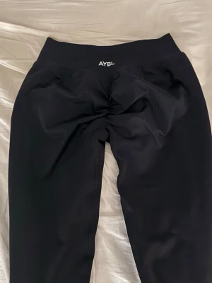 Svarta leggings från AYBL - Snygga svarta leggings från AYBL med medel hög midja. De är enhance modellen. Säljer för att jag köpte fel storlek och returen var för dyr. Endast testade