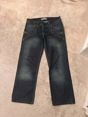 G-Star raw  - G-Star RAW Elwood 5620 jeans, en ikonisk modell som först lanserades 1996. Just detta par har storlek 33 i midjan och 34 i benlängd