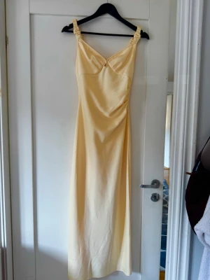 Ljusgul långklänning i satin - Superfin gul klänning Adoore
