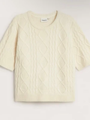 Vit kabelstickad topp från Kappahl - Kortärmad kabelstickad nyskick topp i mjuk, krämvit färg från Kappahl. Tröjan har rund halsringning, ribbade kanter och ett klassiskt diamantmönster framtill. Perfekt att styla med jeans eller kjol för en trendig look. OBS! Ordinarie pris är 400kr, därav mitt nya pris eftersom den inte är använd. Pris hade kunnat prutas ner. 