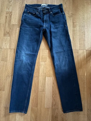 Nevada Premium jeans, oanvända  - Nypris: 1000 kr , oanvända Storlek 29/32  Jeans från Dressmann i modellen Nevada. Byxorna har en klassisk design med fem fickor, bälteshällor och dragkedja med knappstängning. De är i en rak passform.
