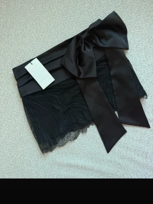 Kjol  - Populär slutsåld svart Zara mini kjol med rosett. Använd en gång. Modellen på kjolen är väldigt bred i midjan så sydde in den några cm. Så den är som en XXS/xs. Jag på sista bilden brukar ha xs och är 163 lång💕