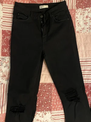 Bootcut jeans - SVARTA gina bootcut jeans med ”hål” i knäna. Inga defekter