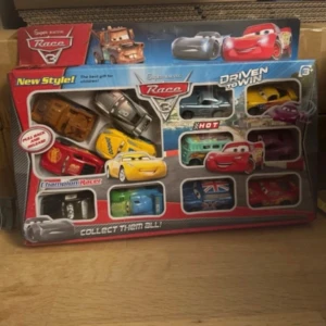 Bilsats Disney Cars leksaksbilar - Säljer ett set med färgglada leksaksbilar från Disney Cars. Paketet innehåller flera olika bilar i rött, gult, blått, grönt och lila, inspirerade av karaktärerna från filmen. Perfekt för samlare eller som present till barn som gillar bilar.